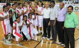 Kerala women's team receive the winner's trophy from Arjuna Awardee Hanuman Singh